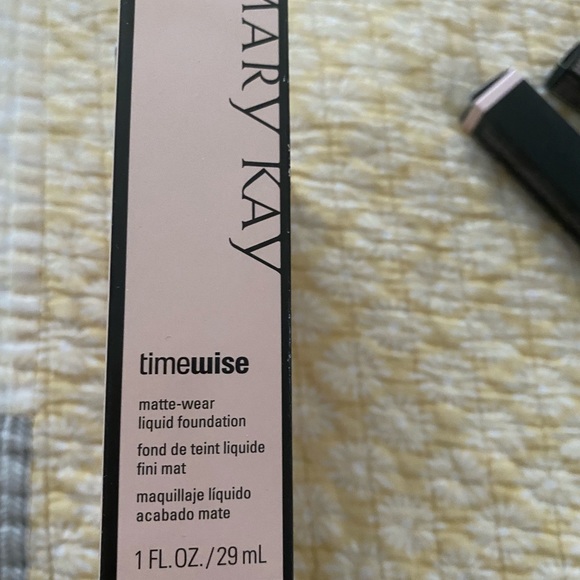 Mary Kay time wise matte wear liquid foundation - Picture 2 of 4